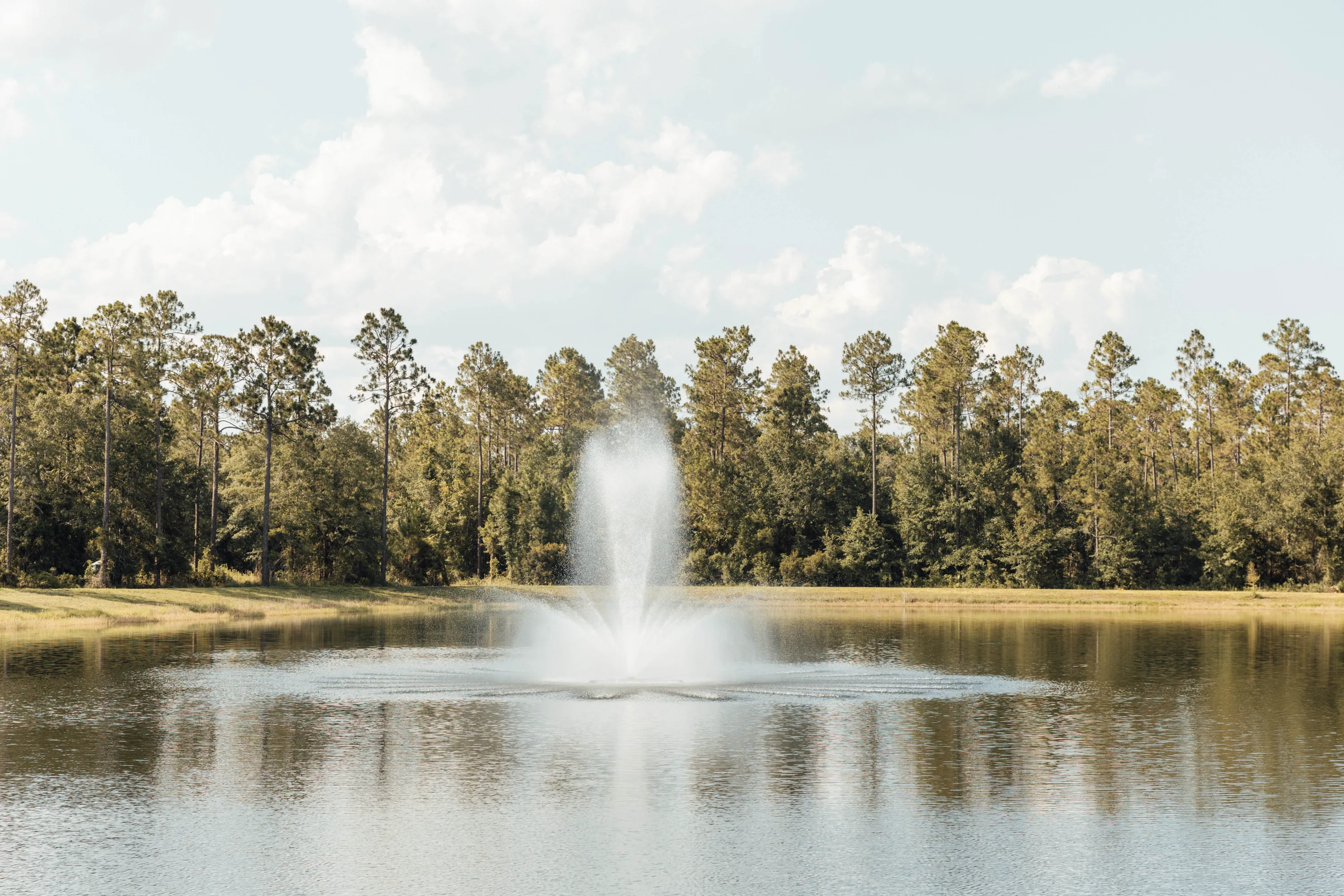 Lake view with fountain at North Rail scenic wedding venue location